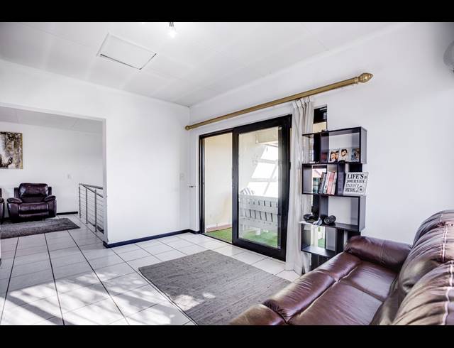 2 BEDROOM APARTMENT FOR SALE IN SUNNINGHILL